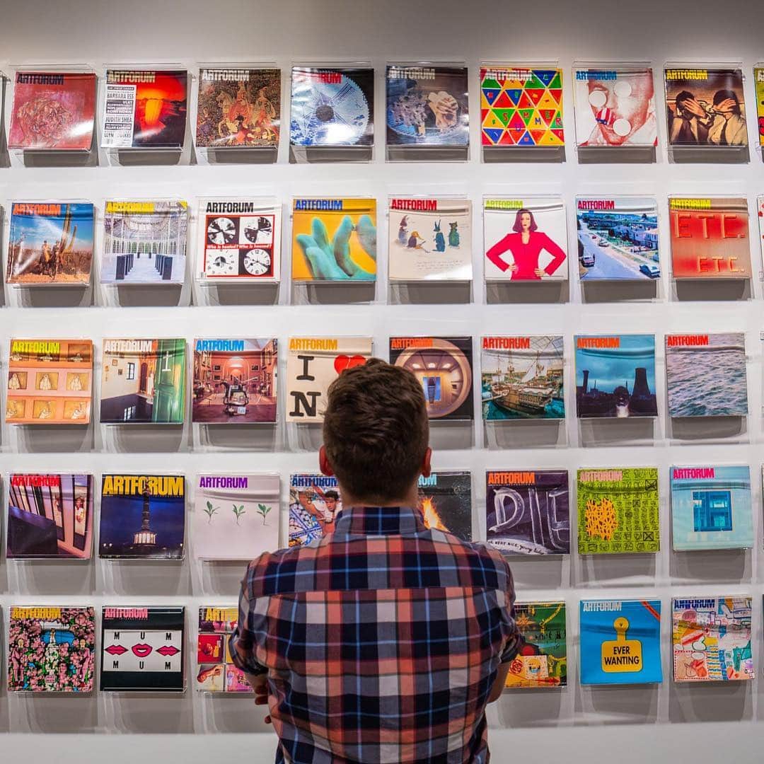 サザビーズさんのインスタグラム写真 - (サザビーズInstagram)「Every issue of @artforum from 1962 to present is now on view in our #NYC galleries. Make plans to visit ‘Covering the Art World: Six Decades of Artforum’ now through 23 August. #artforum #contemporaryart」7月27日 4時03分 - sothebys