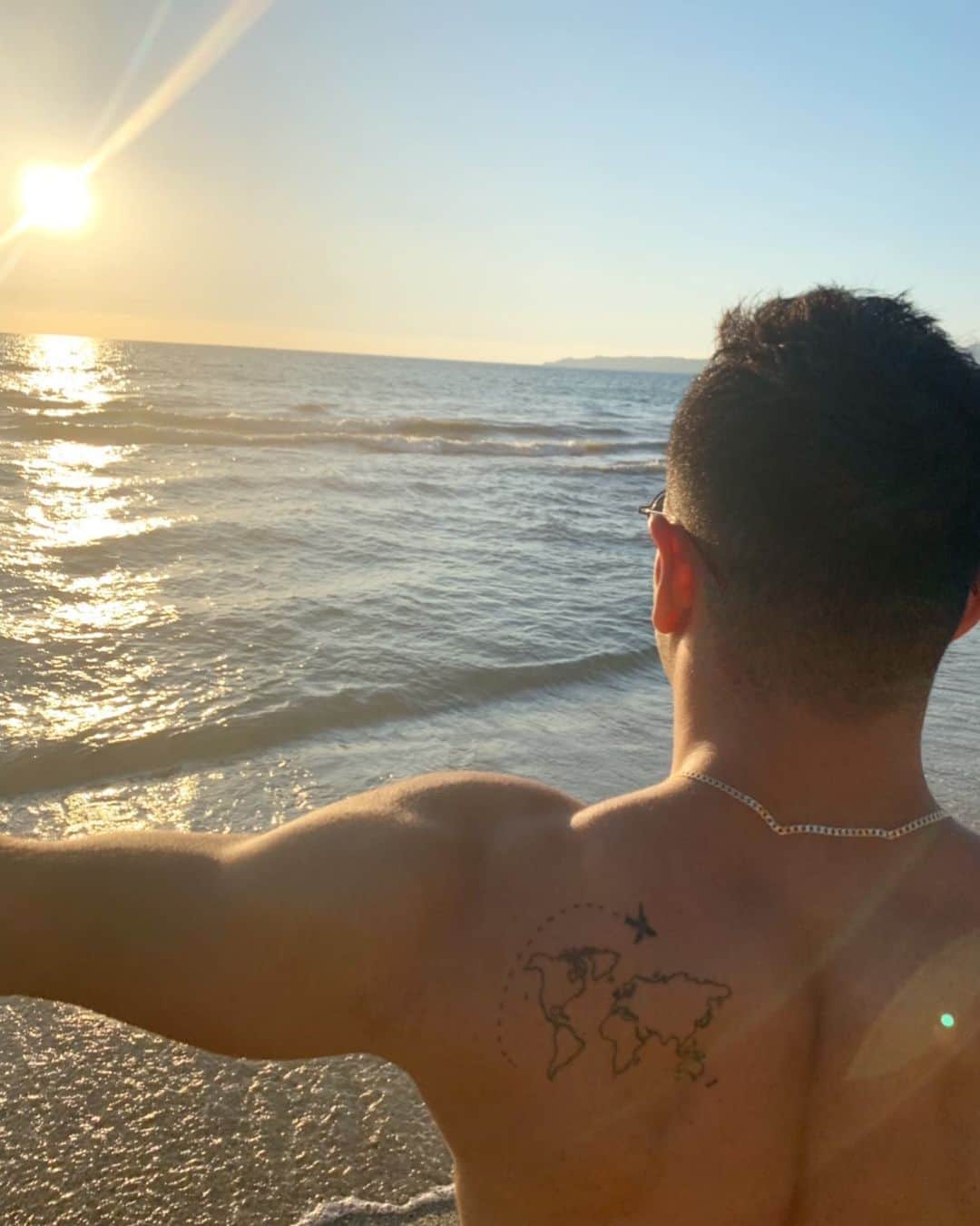 マルコ・ファビアンのインスタグラム：「This heart of mine was made to travel this world. 🙏🏻❤️✈️」