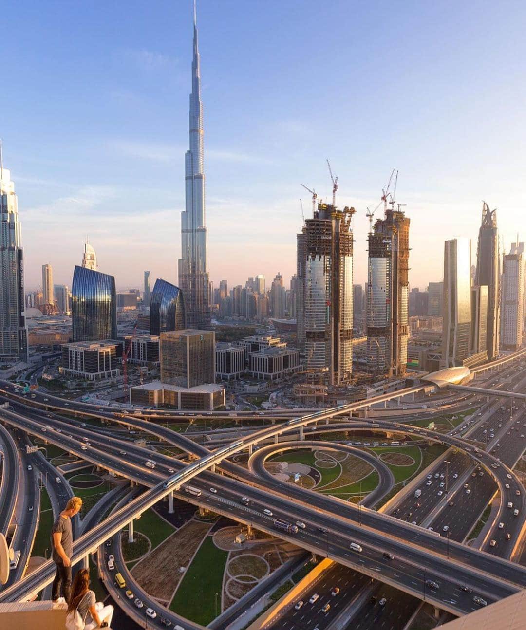 ドバイのインスタグラム：「Sheikh Zayed Road & Downtown Dubai #Sunset 📷:@dennisstever」