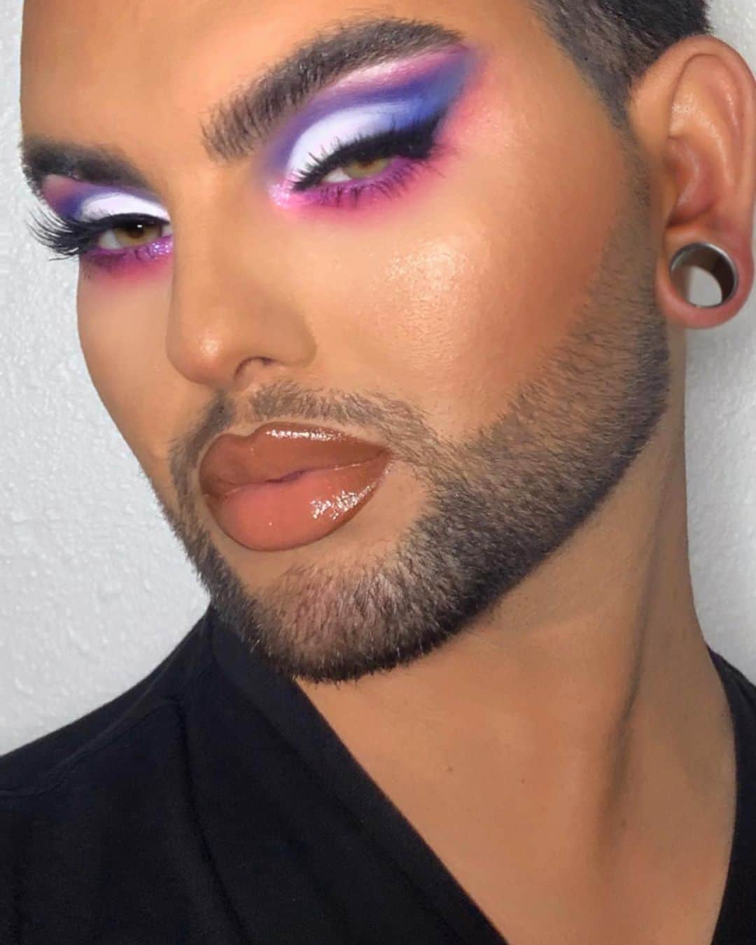A riel D iazのインスタグラム：「👋🏽hi bitch👋🏽 Eyes: @anastasiabeverlyhills @alyssaedwards_1 palette, @hudabeauty neon pink palette. @houseoflashes noir fairy lashes. @colourpopcosmetics insomniac liner. @artistcouture ‘Icy girl’ finisher. @desioeyes  delicious honey lens.  Lips: @patmcgrathreal contour Lipliner & @alamarcosmetics ‘dulce’ Gloss  Face: @doseofcolors hue foundation ‘122’ @toofaced born this way Concealer. @hudabeauty banana bread powder.」