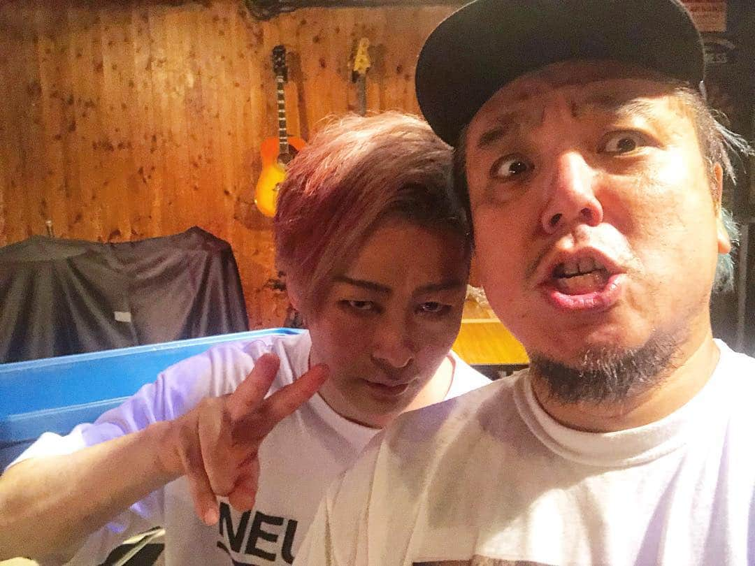 DUTTCHさんのインスタグラム写真 - (DUTTCHInstagram)「@miyaguchi birthday Live‼️ KYONO BANDで参加したぞ🤘  久々の深夜のロフトで ミヤへの気持ちを込めて叩きました。🥁 改めて  誕生日おめでとう🎂  これからも色気のあるギター弾いてやぁ🤘  #miya #birthday #kyono #hiromitsu #miroku #duttch  #zoom #Q2n」7月27日 4時22分 - uzmkduttch