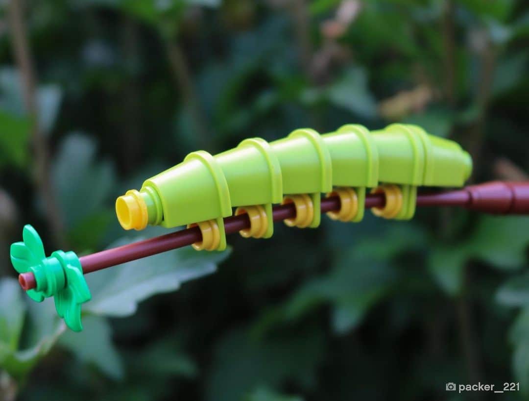 LEGOさんのインスタグラム写真 - (LEGOInstagram)「How cute is this beautiful little caterpillar mini build? 🐛 Thanks to @packer_221 for the picture 😊」7月27日 4時29分 - lego