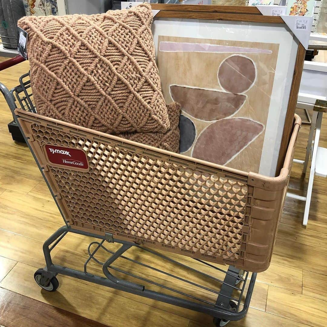 HomeGoodsさんのインスタグラム写真 - (HomeGoodsInstagram)「In the words of @blessedlittlebungalow – ‘No truck? No problem!’ Amber stumbled upon some fabulous new additions that didn’t quite all fit in her cart 😲 Home delivery available – ask your local store for details (📷: @blessedlittlebungalow) #GoFinding」7月27日 4時34分 - homegoods