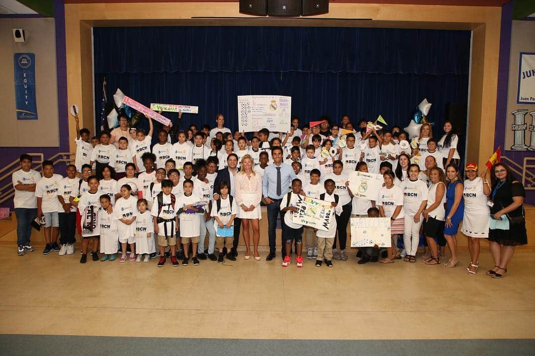 アルバロ・アルベロアさんのインスタグラム写真 - (アルバロ・アルベロアInstagram)「Gran día ayer inaugurando una nueva escuela sociodeportiva de la @fundacion.realmadrid en New Jersey.  Aprovechamos también para visitar a los niños del clinic que la Fundación está desarrollando en Hoboken. Es un orgullo enorme poder ayudar a la @fundacion.realmadrid a crear un futuro mejor y de esperanza a todos estos niños.」7月27日 4時38分 - arbeloa