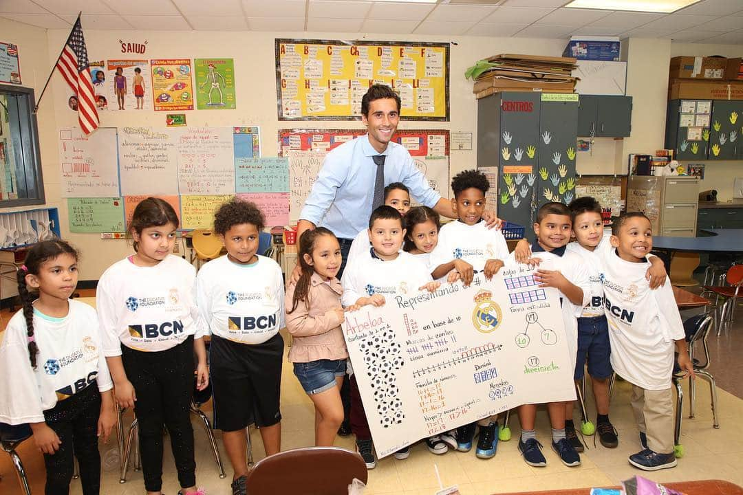 アルバロ・アルベロアさんのインスタグラム写真 - (アルバロ・アルベロアInstagram)「Gran día ayer inaugurando una nueva escuela sociodeportiva de la @fundacion.realmadrid en New Jersey.  Aprovechamos también para visitar a los niños del clinic que la Fundación está desarrollando en Hoboken. Es un orgullo enorme poder ayudar a la @fundacion.realmadrid a crear un futuro mejor y de esperanza a todos estos niños.」7月27日 4時38分 - arbeloa