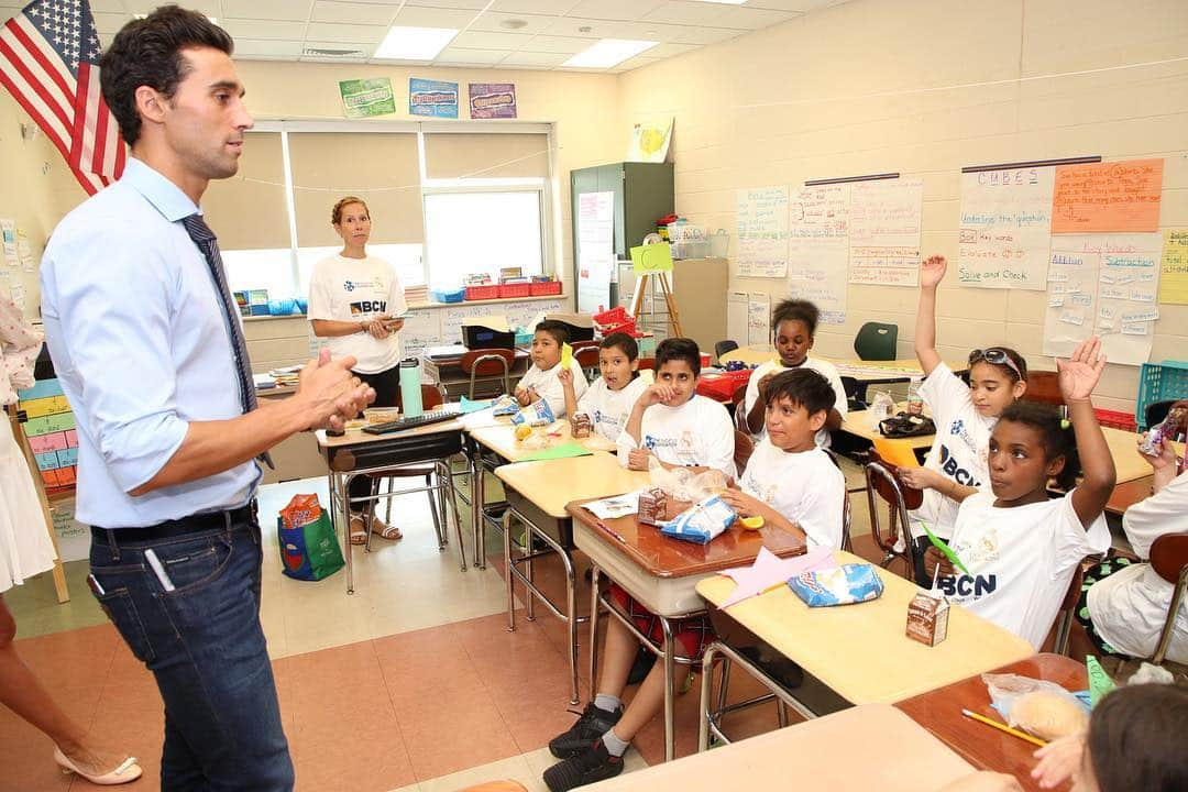 アルバロ・アルベロアさんのインスタグラム写真 - (アルバロ・アルベロアInstagram)「Gran día ayer inaugurando una nueva escuela sociodeportiva de la @fundacion.realmadrid en New Jersey.  Aprovechamos también para visitar a los niños del clinic que la Fundación está desarrollando en Hoboken. Es un orgullo enorme poder ayudar a la @fundacion.realmadrid a crear un futuro mejor y de esperanza a todos estos niños.」7月27日 4時38分 - arbeloa