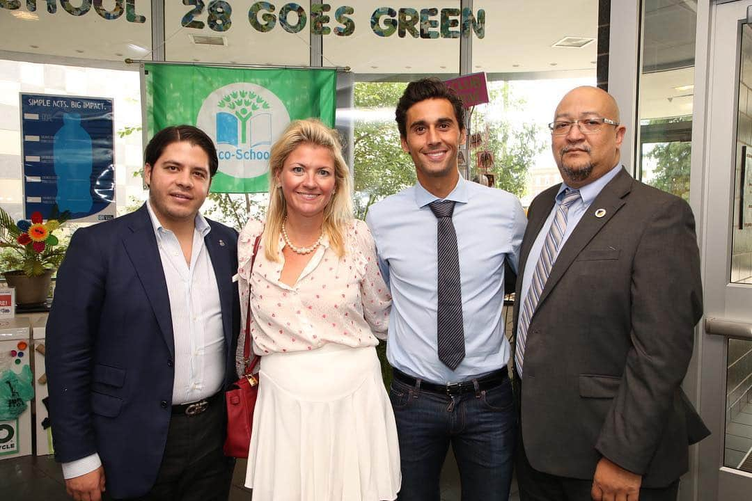 アルバロ・アルベロアさんのインスタグラム写真 - (アルバロ・アルベロアInstagram)「Gran día ayer inaugurando una nueva escuela sociodeportiva de la @fundacion.realmadrid en New Jersey.  Aprovechamos también para visitar a los niños del clinic que la Fundación está desarrollando en Hoboken. Es un orgullo enorme poder ayudar a la @fundacion.realmadrid a crear un futuro mejor y de esperanza a todos estos niños.」7月27日 4時38分 - arbeloa