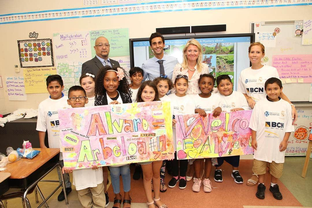 アルバロ・アルベロアさんのインスタグラム写真 - (アルバロ・アルベロアInstagram)「Gran día ayer inaugurando una nueva escuela sociodeportiva de la @fundacion.realmadrid en New Jersey.  Aprovechamos también para visitar a los niños del clinic que la Fundación está desarrollando en Hoboken. Es un orgullo enorme poder ayudar a la @fundacion.realmadrid a crear un futuro mejor y de esperanza a todos estos niños.」7月27日 4時38分 - arbeloa