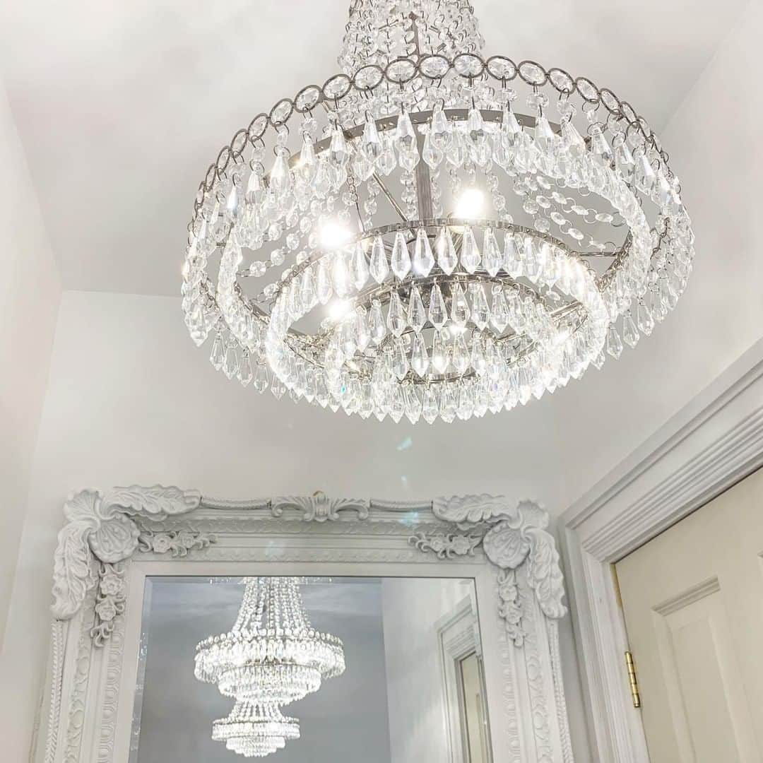 ローラアシュレイのインスタグラム：「Nothing makes an opulent statement quite like our Enid Chandelier. 📷 by @lifeat128」