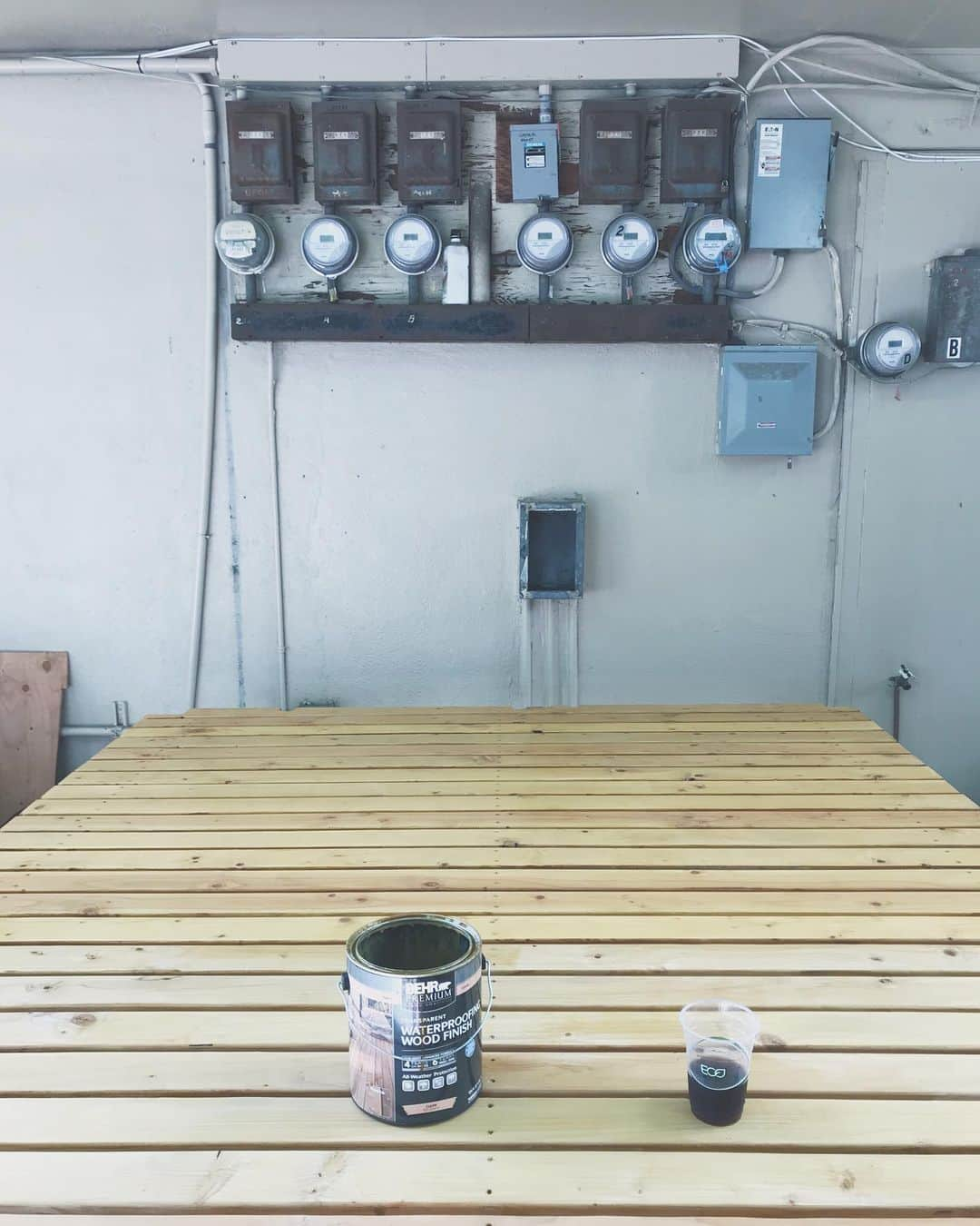 エリック・デ・メンドンサさんのインスタグラム写真 - (エリック・デ・メンドンサInstagram)「朝のひと時☕️🔨🔨🔨 #woodwork #deck #patio #lanai #stain #hawaii #morningroutine」7月27日 4時49分 - eric.de.mendonca