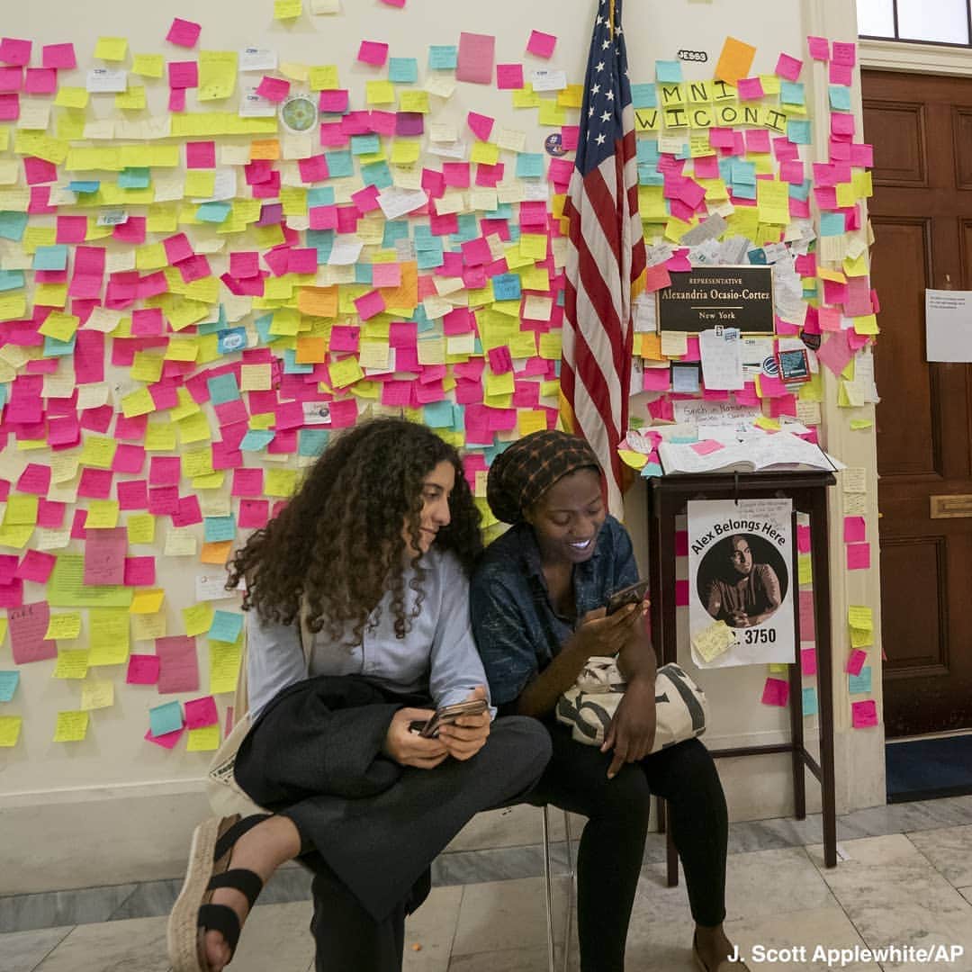 ABC Newsさんのインスタグラム写真 - (ABC NewsInstagram)「Wall outside Rep. Alexandria Ocasio-Cortez's congressional office covered in notes expressing encouragement and praise. #alexandriaocasiocortez #ocasiocortez #congress」7月27日 4時50分 - abcnews