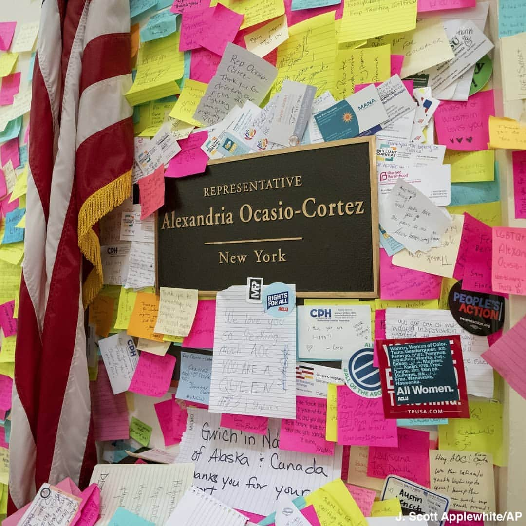 ABC Newsさんのインスタグラム写真 - (ABC NewsInstagram)「Wall outside Rep. Alexandria Ocasio-Cortez's congressional office covered in notes expressing encouragement and praise. #alexandriaocasiocortez #ocasiocortez #congress」7月27日 4時50分 - abcnews