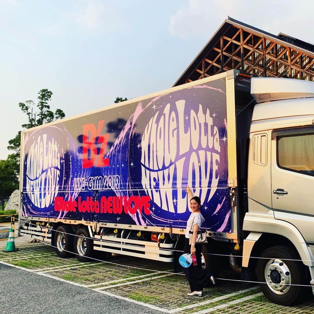 のインスタグラム：「約一年ぶりのB’z LIVE-GYM！ 入手困難なプレミアチケットを運良く手に入れ、 パワーチャージに行ってきました♡ ・ 男も女も惚れる、ますますカッコいい稲葉さん。 デビュー30周年を過ぎてもなお、 あのパワーの源はどこから来るんだろう…と、 圧巻のステージに頭がクラクラしました。 ・ やっぱり私は、光を浴びてパワフルに輝く人を観るのが 大好きだーーー！！！（←大興奮） ・ ・ さてお店に戻って、B’zを聴きながら ビアホールの準備を頑張るぞっ💪 ・ ・ #bz #bzlivegym #bz2019  #wholelottanewlove  #稲葉さんはずっと憧れ #mcがいつも敬語なのが素敵 #実は高校の時からファン  #作業のお供はいつもB’z #愛媛県武道館  #2年連続 #bz祭り #ゴールはここじゃないまだ終わりじゃない #安住の地なんてない #うっかり安住の地を求めていた私」