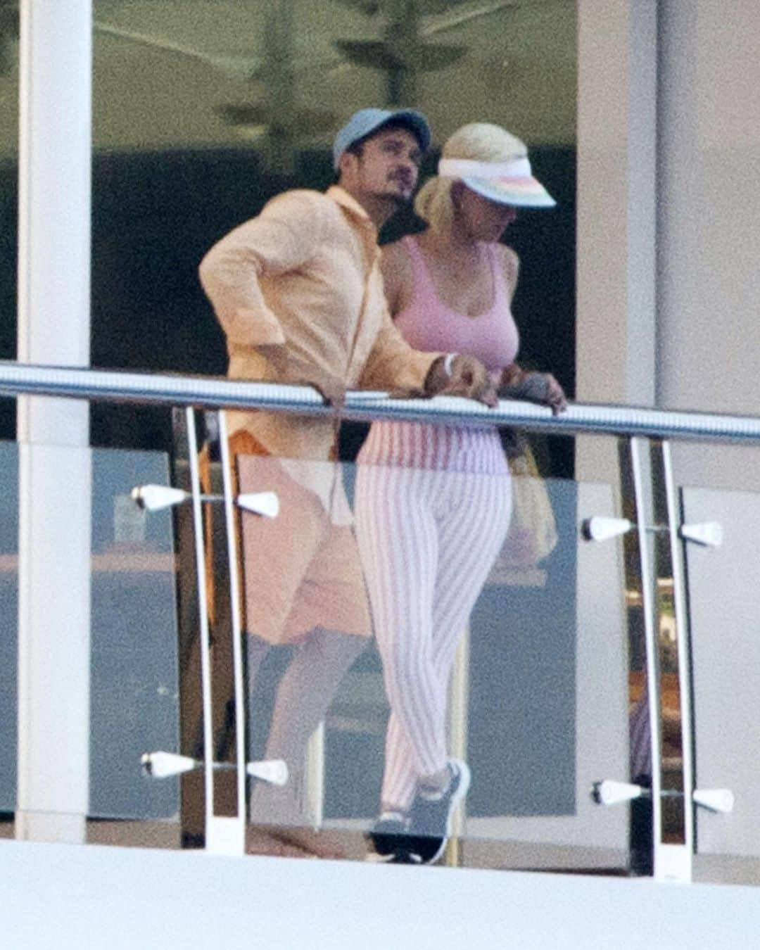 Just Jaredさんのインスタグラム写真 - (Just JaredInstagram)「@orlandobloom and @katyperry go for a swim while on a romantic vacation in Spain. Tap this pic in the LINK IN BIO to see more from their trip! #OrlandoBloom #KatyPerry Photos: Backgrid」7月27日 4時55分 - justjared