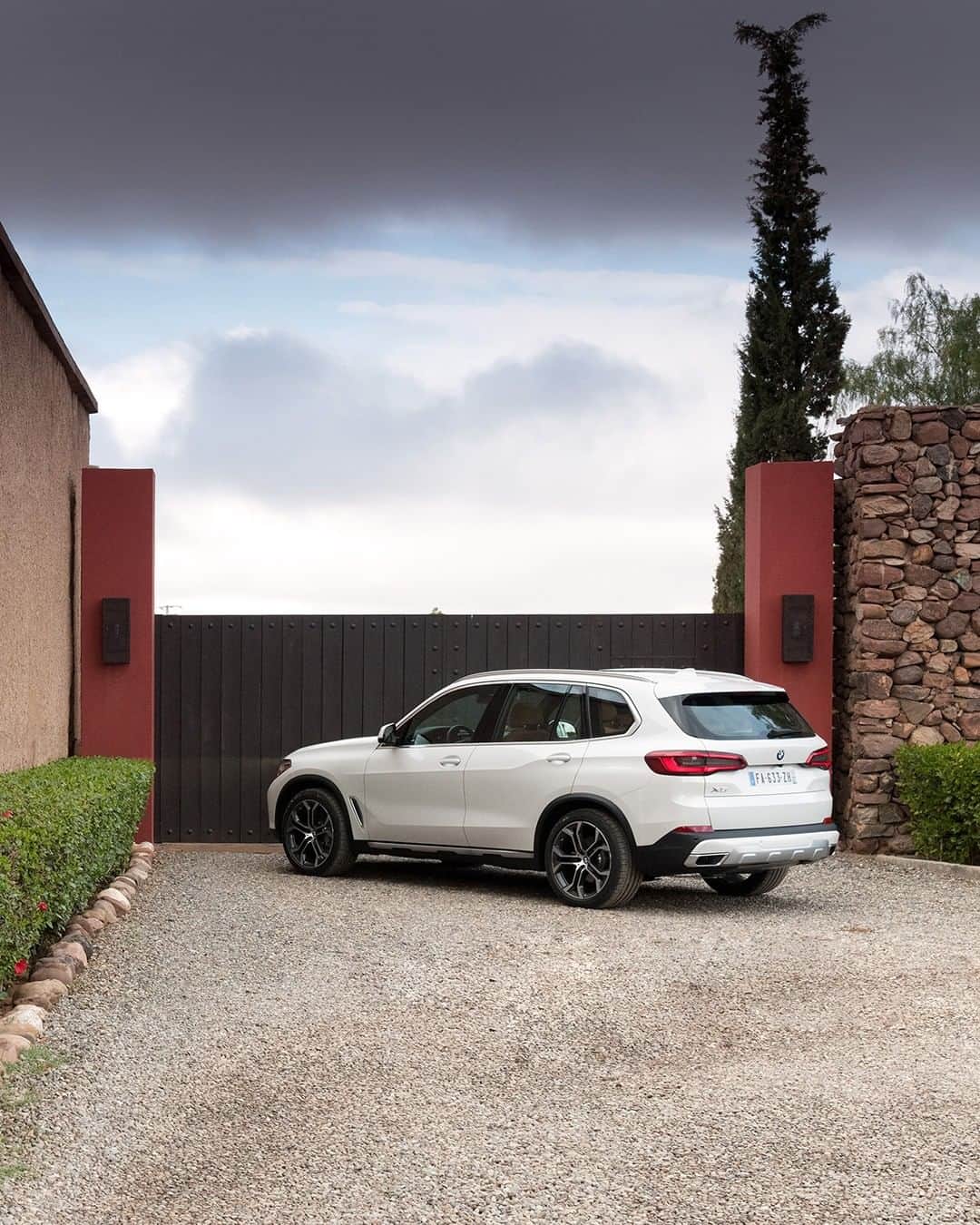 BMWのインスタグラム：「Sporty and authoritative driving attributes. The BMW X5. #TheX5 #BMW #X5」
