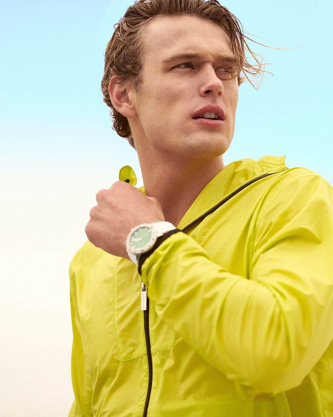 ペリーエリスのインスタグラム：「Stay protected from the elements in sharp athletic style with our Anorak Jacket. #PerryEllis #LifeReadySince1976」