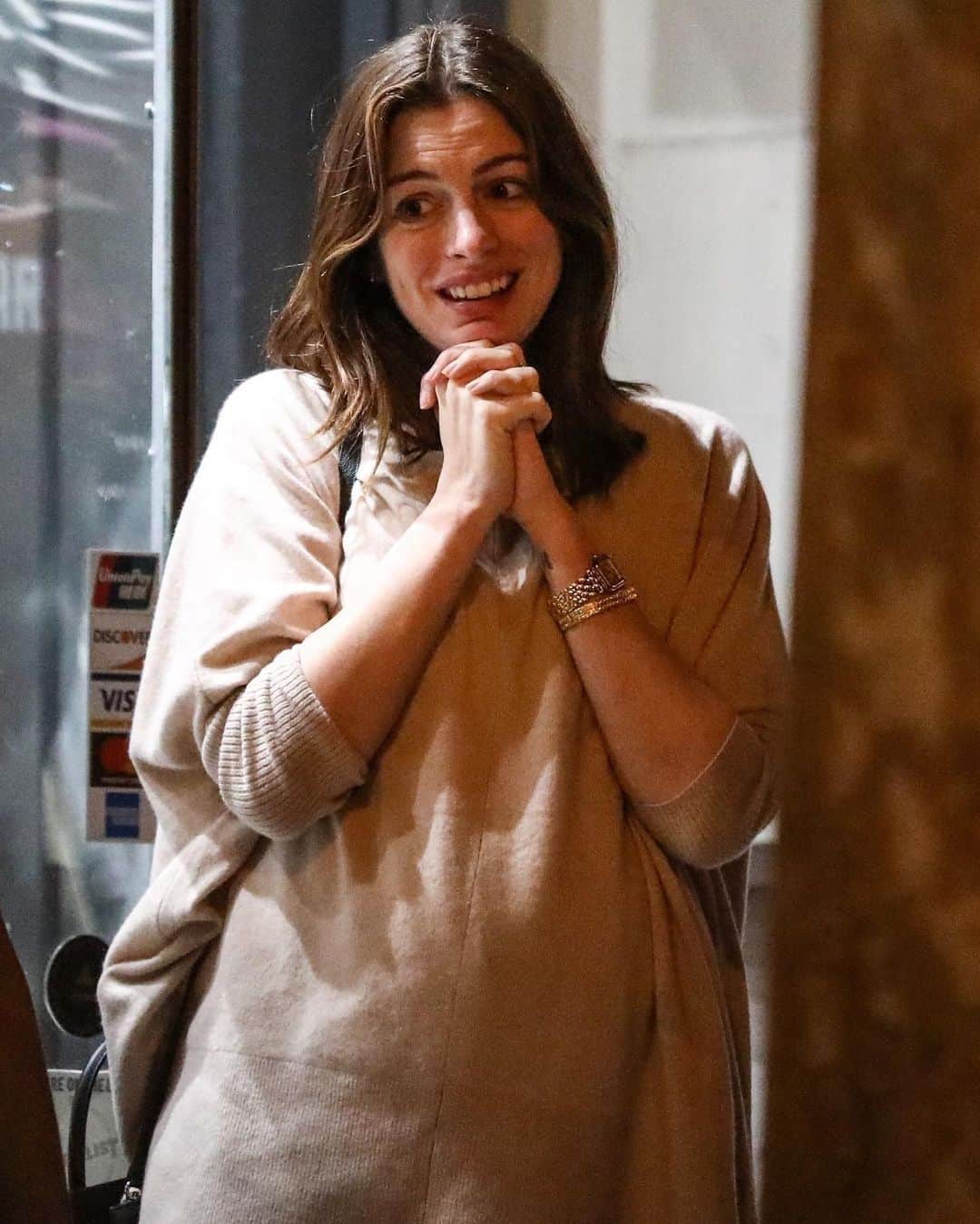 Just Jaredさんのインスタグラム写真 - (Just JaredInstagram)「@annehathaway’s baby bump is on display as she heads out on a double date with friends in West Hollywood. #AnneHathaway Photos: Backgrid」7月27日 5時05分 - justjared