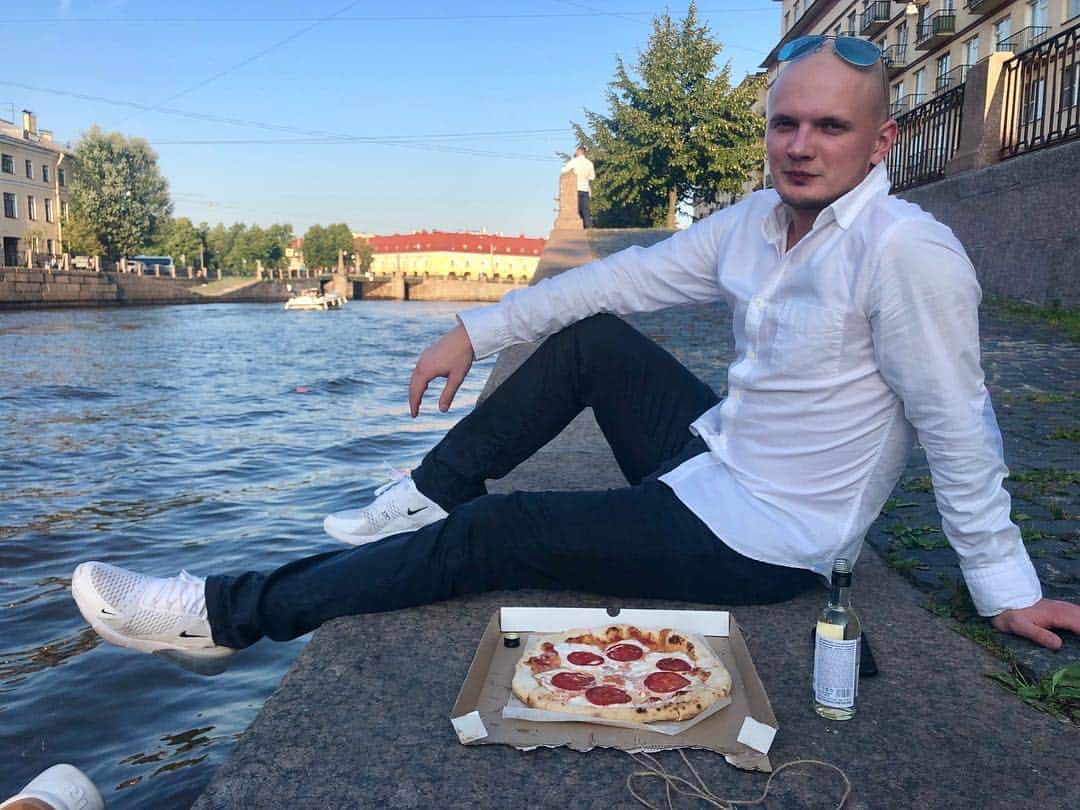 ニコライ・モロシュキンのインスタグラム：「Устал – отдохни. Хорошо, когда мы делаем остановки в своем забеге к карьерным вершинам. Это позволяет наполниться энергией и получить новые впечатления, которые будут поддерживать длительное время в ходе работы. Пассивный отдых в этом случае не лучшее решение. #relax #saintpetersburg #pizza #wine #beautiful #колянаучит」