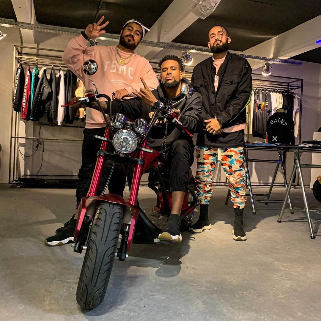 フェリペ・サンタナのインスタグラム：「𝐷𝑟𝑜𝑝𝑜 𝑛𝑜 𝑏𝑒𝑎𝑡 𝑑𝑜 𝑆𝑝𝑖𝑘𝑒 🛵💨💨 ⠀ #hype #hypebeast #fashion #friends #collabedit #letmesee #thesaint」