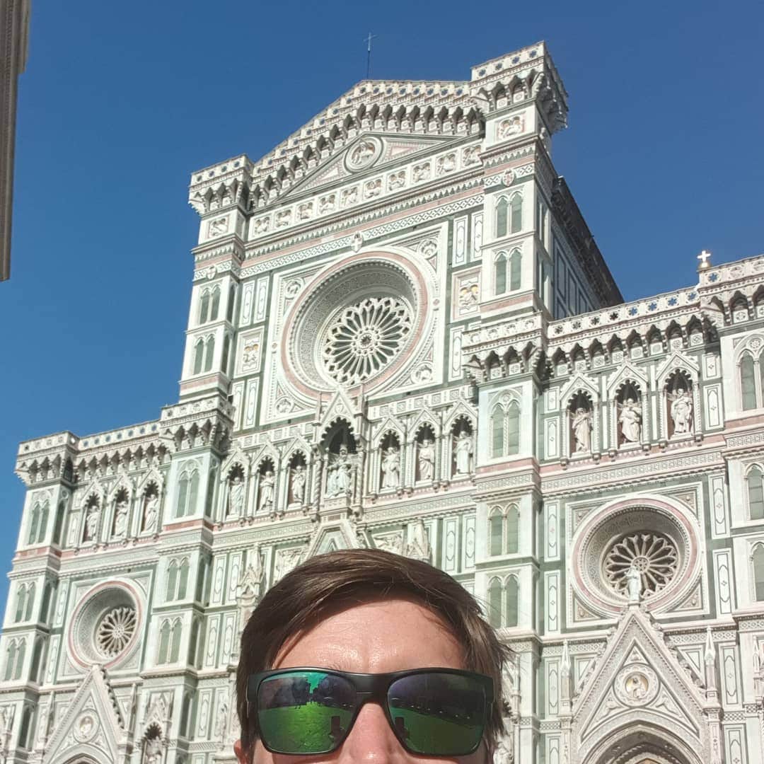 オリバー・フェルプスさんのインスタグラム写真 - (オリバー・フェルプスInstagram)「Hello Florence!!! #halfaselfie #tourist #bloodyscorching」7月27日 5時43分 - oliver_phelps