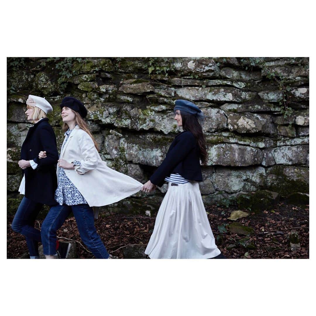 キャベジズ&ローゼズのインスタグラム：「Birds of a Feather ❤ C&R’s Flossie and Hettie Jackets, pictured here in the navy wool and white linen options, make the best of friends. They will make you happy for years to come #newin #britishfashion #britishmade #italianfabrics #summercoat #madeinlondon #consciousfashion #slowfashion #cabbagesandroses #cabbagesandrosesfashion @christina_strutt @cabbagesandroses_shop 👆Link In Bio👆」