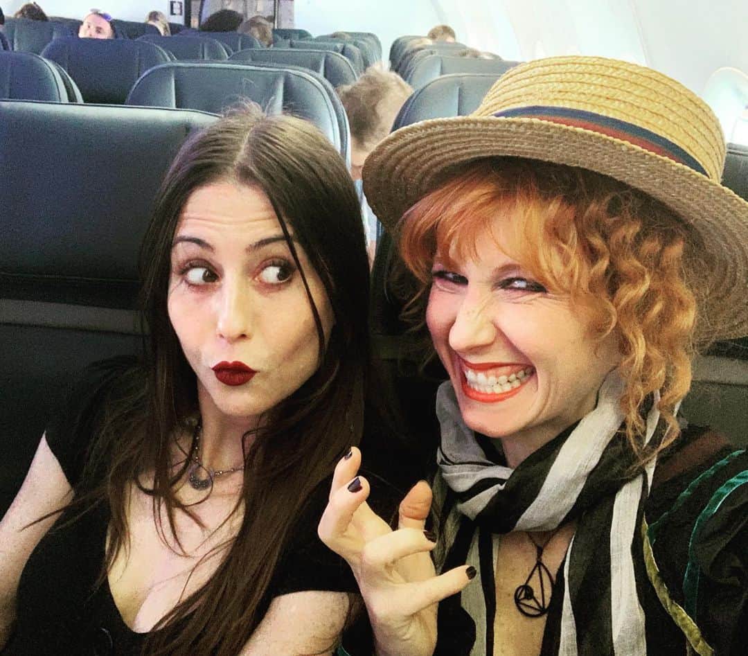 ボニー・モーガンのインスタグラム：「Mischief and Mayhem!! The Morgan Sisters embark upon the most epic adventure to the east coast!! This is gonna be GOOD!! #adventuresofbendybonnie #connecticutwedding #nyc #morgansisters #shenanigans #mischiefandmayhem #epicandforglory #mysistermolly #themollymorgan #bendybonnie」