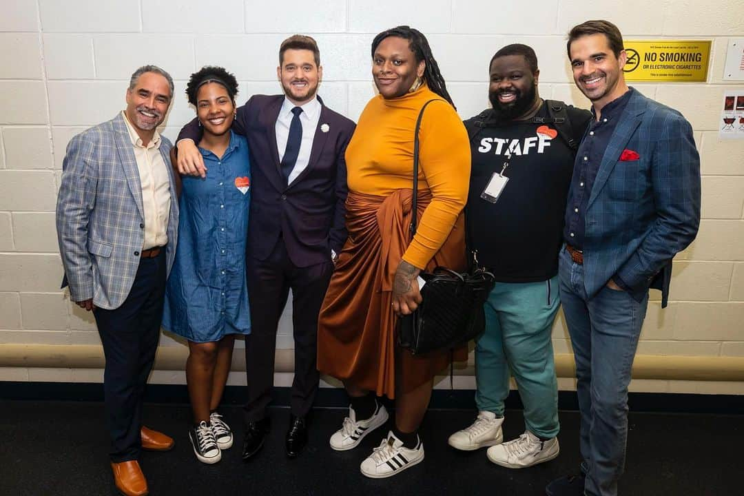 マイケル・ブーブレさんのインスタグラム写真 - (マイケル・ブーブレInstagram)「Michael welcomed young people and staff from NY’s Hetrick-Martin Institute (@hetrickmartin), the nation’s largest LGBTQ youth serving agency, before his second Madison Square Garden show earlier this week. Michael recently raised over $56K for HMI through the @omaze campaign. (📸: @thegarden/Zack Lane)」7月27日 5時56分 - michaelbuble