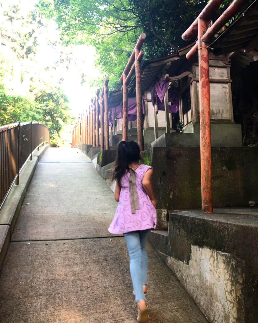 HandmadeLaboさんのインスタグラム写真 - (HandmadeLaboInstagram)「洲本城...🏯 小さいころから何度となく来てた場所𖡡𖤣𖤥  今回初めて娘と一緒に…♩¨̮⑅*♡ 昔はお城の上まで登れたのに今は登れなくなってたなぁ… でも、洲本城からの眺めはいつ来てもほんとに最高✨ 洲本の城下町やお天気が良ければ和歌山まで見渡せちゃう✧* ( ¨̮ ) . . . #fashiongram #ママコーデ #楽天お買い物部#城跡#淡路島観光#ママコーデ #親子リンクコーデ #淡路島#洲本城#三熊城」7月27日 5時58分 - ameri812