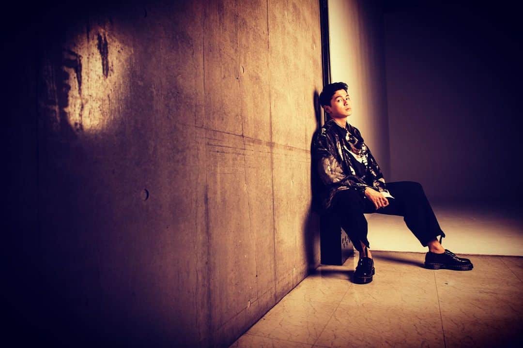 眞栄田郷敦のインスタグラム：「Audition blue9月号（8/1発売） Photo by Hayato Araki 個人的にもすごくすごく好きな写真をたくさん撮っていただきました。カメラマンさんの @arakihayato.photographer 、普段自分では引き出し切れないものを、気づけないことを引き出し、気づかせていただいたような気がします。 新たな出会いに感謝です。 是非ご覧ください！」