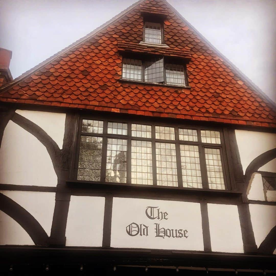 Rie fuさんのインスタグラム写真 - (Rie fuInstagram)「Farewell to this 500-year-old flat in a lovely Surrey Village. It had so much character and warmth, I feel like the house itself had spirit and soul. As for the town itself - as a foreigner, I always felt like an outsider even after three years. But the beautiful surrounding nature was always pure and unbiased, and I will miss the golden summer fields and the snowy branches.  築500年の小さな田舎町のこの家ともお別れ。温かい個性があって、魂の宿る家だった。正直、この町自体に対しては、外国人として3年住んで、馴染めた感覚は全くなかった。それはロンドンと比べて、明らかに外国人が珍しいからだったと思う。それでも周りの自然環境は偏見を知らない。夏の黄金の野原や雪の積もる枝は、思い出に残る大切な心の風景。#countrylife #uk #gradetwolisted #historic #town #surrey  #rustic #house」7月27日 6時04分 - riefuofficial