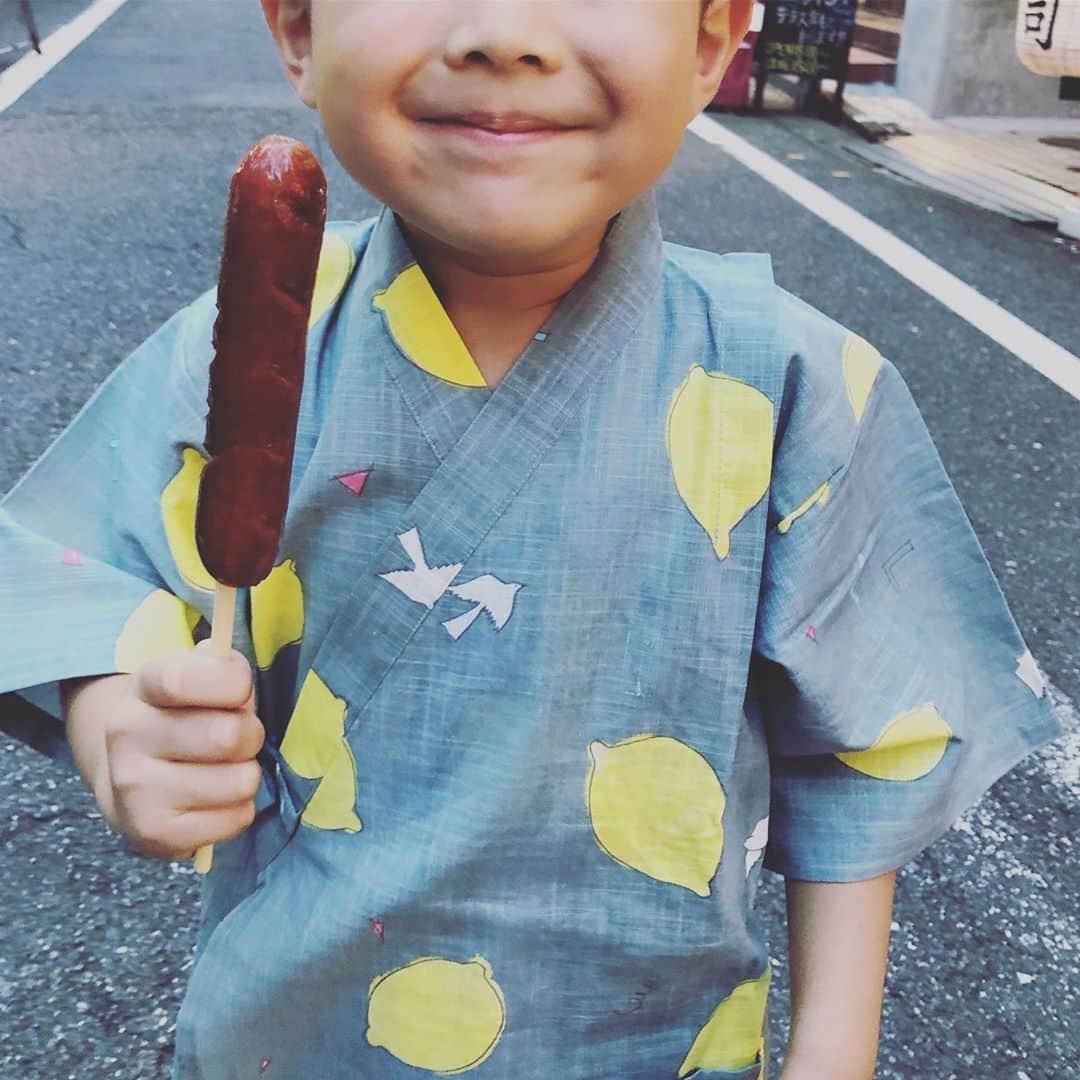 浜島直子さんのインスタグラム写真 - (浜島直子Instagram)「最近忙しかったから、送り迎えもお父さんで、ちょっと寂しい思いをさせてたかな。  阿波踊りを見ながら、時々私の顔を見て、とても嬉しそうに何度もぎゅっとくっついてきた息子。  この時間を冷凍保存したいと思った、直子42歳の夏。  またお祭り行こうね✨ ・ #神楽坂まつり  #神楽坂祭り #神楽坂阿波踊り #最後の動画は #鬼ごっこして帰ろう！ #おちゃーちゃん鬼ね！ #と言って突然走り出した #暴れ肉団子 #老体にはキツイ😭 #汗だく #途中ヨダレも出ちゃった #直子42歳の夏」7月27日 6時18分 - hamaji_0912