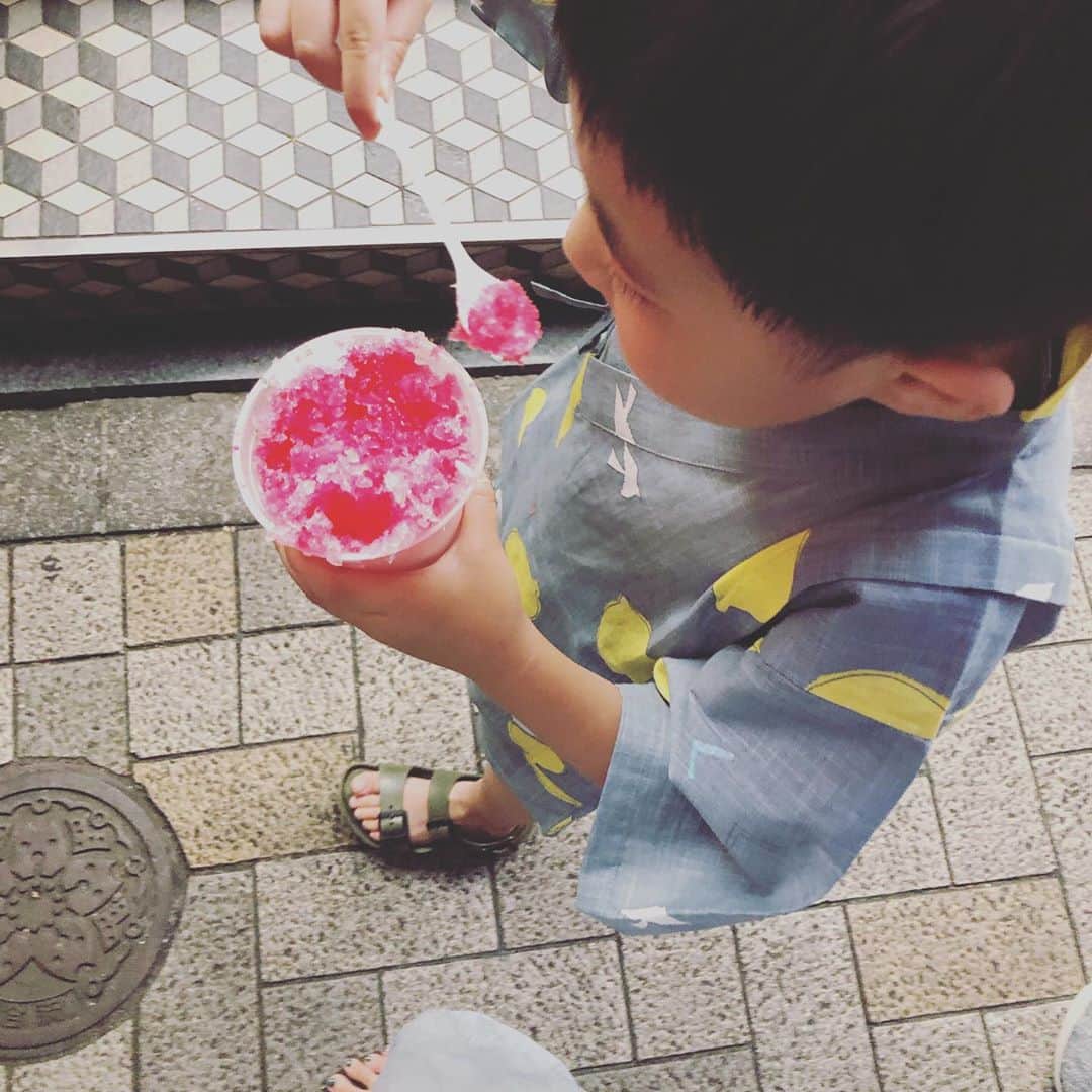 浜島直子さんのインスタグラム写真 - (浜島直子Instagram)「最近忙しかったから、送り迎えもお父さんで、ちょっと寂しい思いをさせてたかな。  阿波踊りを見ながら、時々私の顔を見て、とても嬉しそうに何度もぎゅっとくっついてきた息子。  この時間を冷凍保存したいと思った、直子42歳の夏。  またお祭り行こうね✨ ・ #神楽坂まつり  #神楽坂祭り #神楽坂阿波踊り #最後の動画は #鬼ごっこして帰ろう！ #おちゃーちゃん鬼ね！ #と言って突然走り出した #暴れ肉団子 #老体にはキツイ😭 #汗だく #途中ヨダレも出ちゃった #直子42歳の夏」7月27日 6時18分 - hamaji_0912
