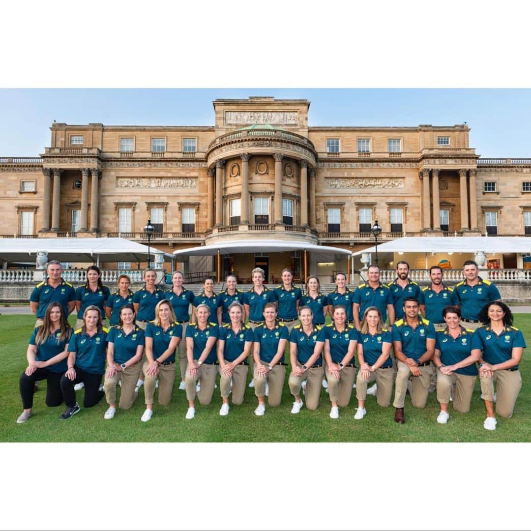 ロイヤル・ファミリーさんのインスタグラム写真 - (ロイヤル・ファミリーInstagram)「This week, The Australian Women’s Cricket Team visited Buckingham Palace gardens following a tour of the State Rooms.  The team retained the Ashes earlier in the week after their drawn Test match with England.  Congratulations to everyone taking part in the series. 📷 @royalcollectiontrust」7月27日 6時09分 - theroyalfamily