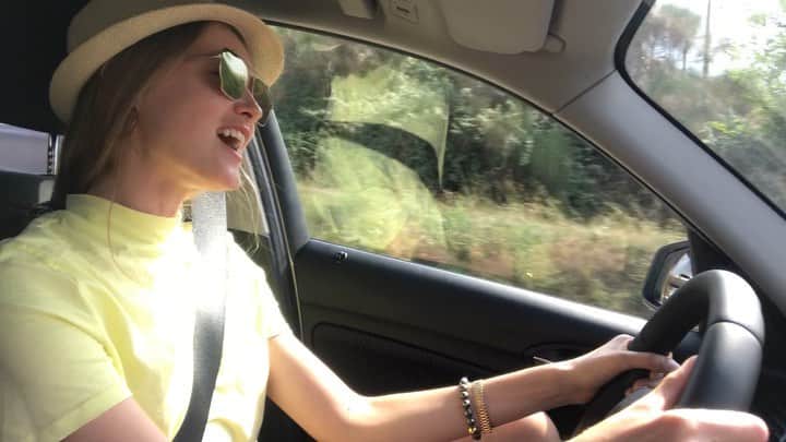 ヴラダ・ロスリャコヴァのインスタグラム：「On the way to monastery with mom. Записали ещё один кавер для известной песни 😜」