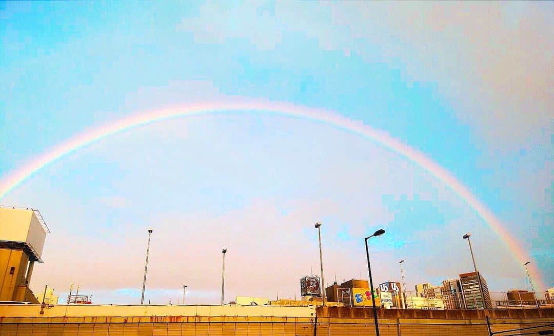 伊藤春香さんのインスタグラム写真 - (伊藤春香Instagram)「大阪に住む父が﻿ 「大きな虹を見たよ」﻿ と写真を送ってきてくれた。﻿ ﻿ 滅多に自分からラインを﻿ しない人なのに！﻿ ﻿ 感動は人を動かすんだなあ…🙏﻿ ﻿ 大切なことはいつも﻿ 日常の些細なことの中に﻿ 潜んでいるもので、﻿ ﻿ 昨日のLINEも、﻿ いつか父がいなくなってしまった時に﻿ 「あの時、虹を送ってきてくれたっけ...」﻿ と大事な思い出になることでしょう。﻿ ﻿ （元写真は暗めだったので、﻿ 私の手によって﻿ 色鮮やかめに加工しています）﻿ ﻿ ...大事なこともすぐに﻿ 忘れてしまうので﻿ 忘れないように、﻿ ﻿ というか、また思い出せるように﻿ ここに書き残しておきます。﻿ ﻿ ﻿ #虹 #🌈 #インスタ日記﻿ #家族の話 #大阪 #なんば #難波 #osaka」7月27日 6時14分 - ha_chu