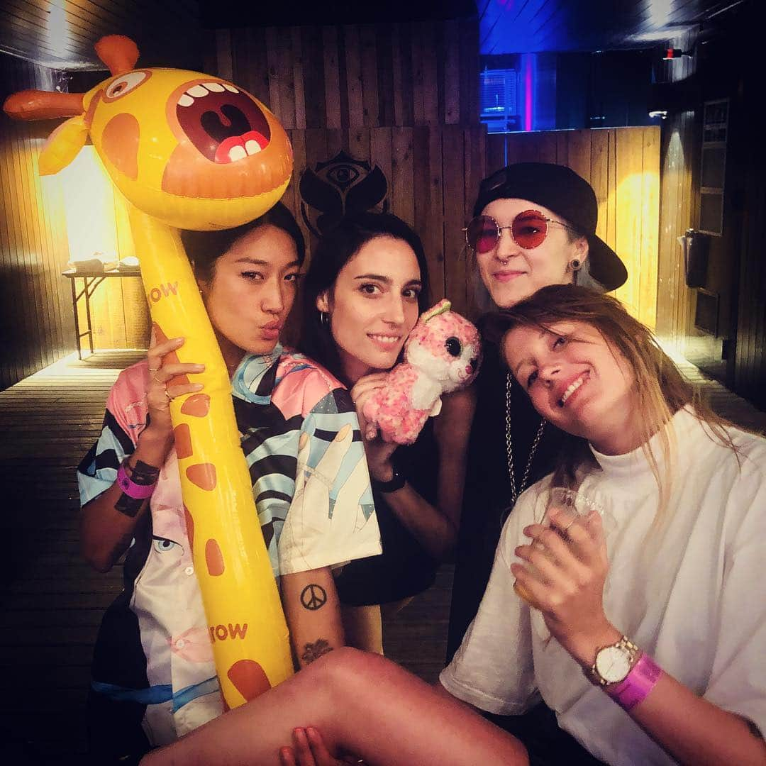 マヤ・ジェーン・コールスさんのインスタグラム写真 - (マヤ・ジェーン・コールスInstagram)「Ladies night 💕✨💖 @tomorrowland 💣 @amelie_lens @peggygou_ @charlottedewittemusic」7月27日 6時20分 - mayajanecolesofficial