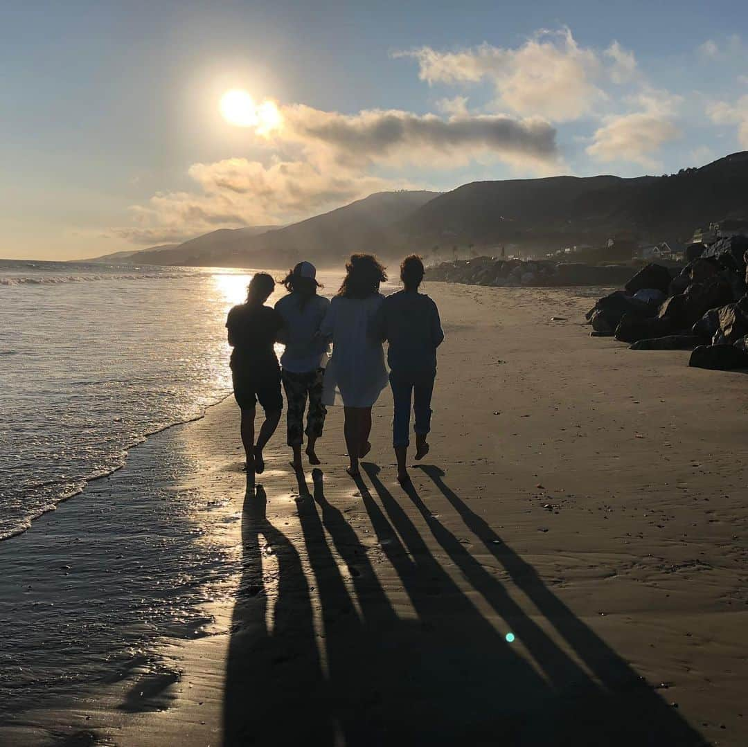 エマニュエル・シュリーキーさんのインスタグラム写真 - (エマニュエル・シュリーキーInstagram)「My girls, the ocean, a sunset.. truly nothing better. Hoping you had a great week.. whatever you may have experienced, challenging or not, remember you are exactly where you are supposed to be. My bestie @jrbourne1111 said to me, “the universe is only here to support you” tho I have heard that a million times, it’s like I finally understood it in the deepest part of me. When your faith waivers, or the negative voices in your head get the best of you, treat it as an opportunity to go deeper.. feeling blessed and grateful for the love that surrounds me in all ways🙏🏽 Wishing you a beautiful weekend ahead..#happyfriday #summerfridays #shabbatshalom❤️」7月27日 6時30分 - echriqui