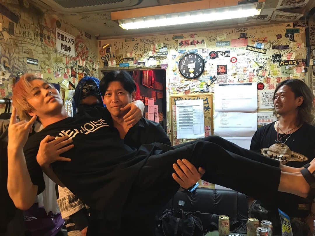 宮上元克のインスタグラム：「ミヤさん お誕生日おめでとうございます🎁」