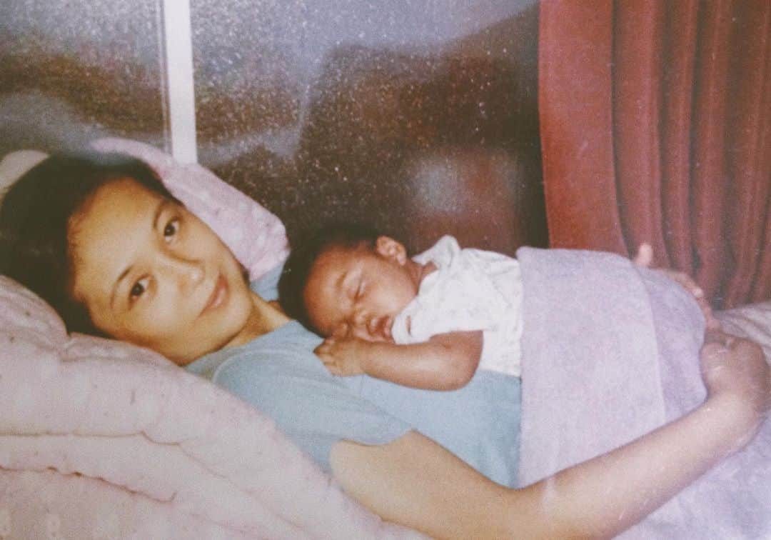ユリサのインスタグラム：「It's July 27th in Japan🇯🇵 So...Happy anniversary to my mom💖 My birthday ＝ the anniversary of the day she became a mom🤱✨ . Thank you for bringing me into this wonderful world💖 Of course you too Papa👨🏽‍🦱 . Thank you for your deep love. I thank you more than words can say.  Even distance cannot keep us apart. I love you♥️ . 私の誕生日は、夏の暑い日にママが私を産んでくれた日。私の為に人生を変えてくれた日。ママがママになった記念日🎉  誕生日ありがとう🥰  #birthday #thankyou」
