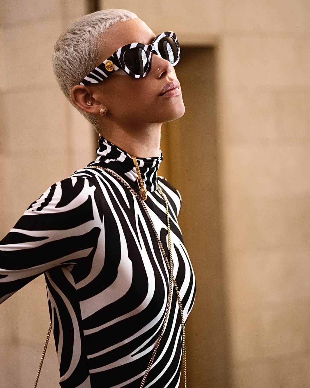 ジャンニヴェルサーチさんのインスタグラム写真 - (ジャンニヴェルサーチInstagram)「The #VersacePreFall19 Zebra print is featured on clothing, leather accessories and signature #VersaceEyewear. Find out more at the link in bio.」7月27日 6時42分 - versace