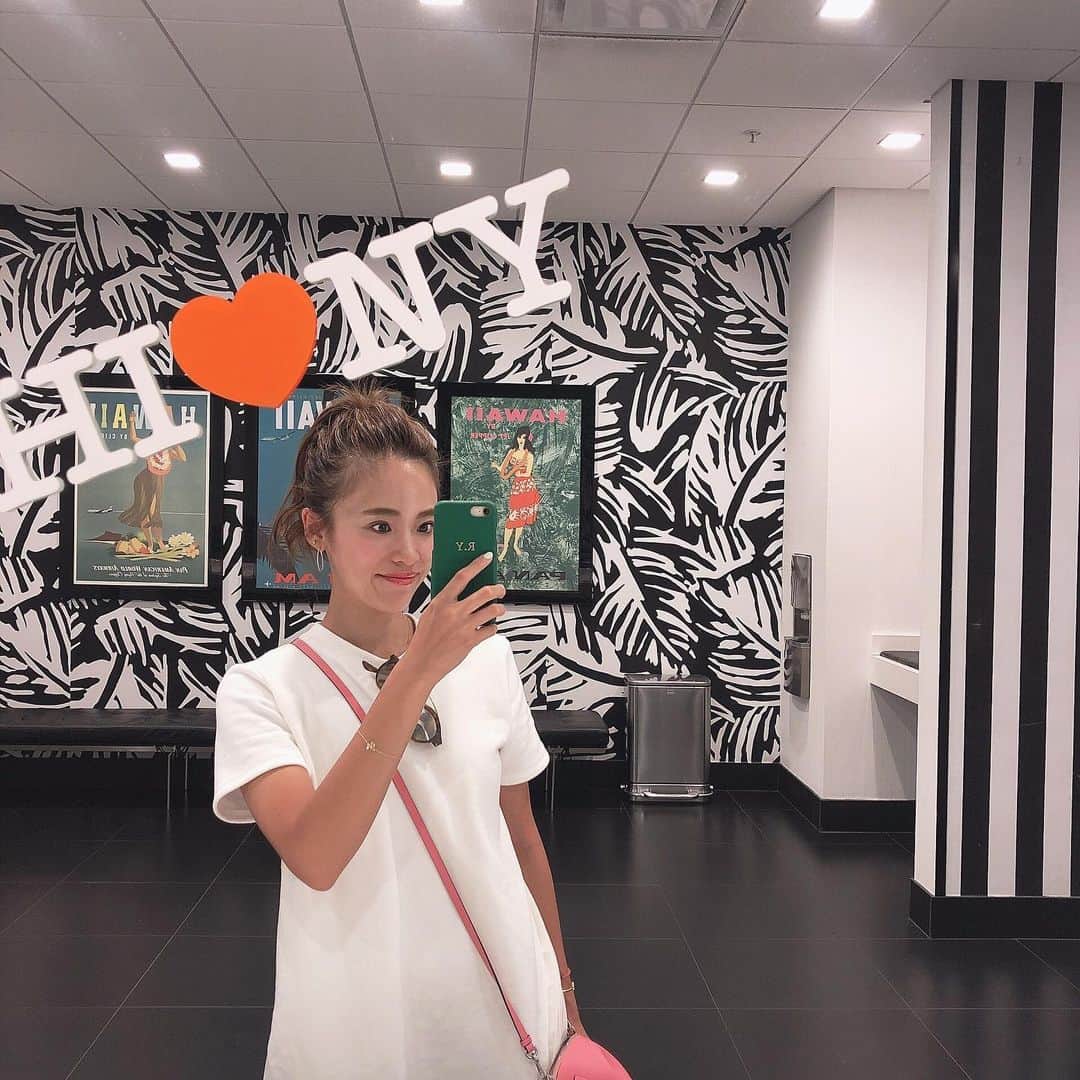 のインスタグラム：「bloomingdale'sのお手洗いはミラーが可愛くてついつい写真撮っちゃう🤳🖤 ・ ・ カハラのチョコがここでも買えるようになってて嬉しい😆♡ #bloomingdales #hawaii  #shopping #selfie #linkable #maisondesabre #rayban #vancleefarpels」
