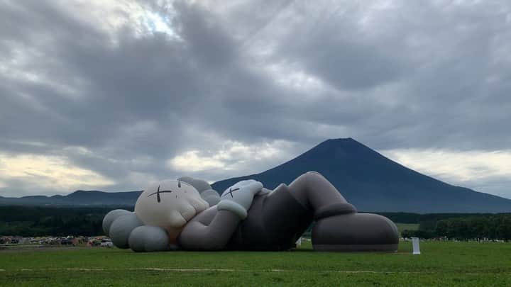 のインスタグラム：「. 🤩🤩“Shizuoka” prefecture in Japan is a place where you can see the most “phantastic” Mt. Fuji🗻 in the world.🤩 #富士山 #mtfuji #japan #shizuoka #fujinomiya  #phantastic420photography #mostphantasticmtfuji #selamatpagi  #goodmorning  #おはようございます 😇😇😇😇😇😇😇🗻😇😇 早くやまないかなぁ〜🤣 @kaws @arr.allrightsreserved  #kaws #kawsholidayjapan #kawsholiday」