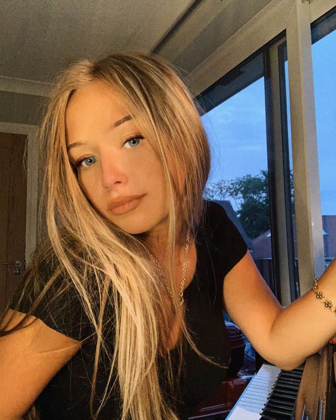コニー・タルボットのインスタグラム：「Where I’m happy :)」