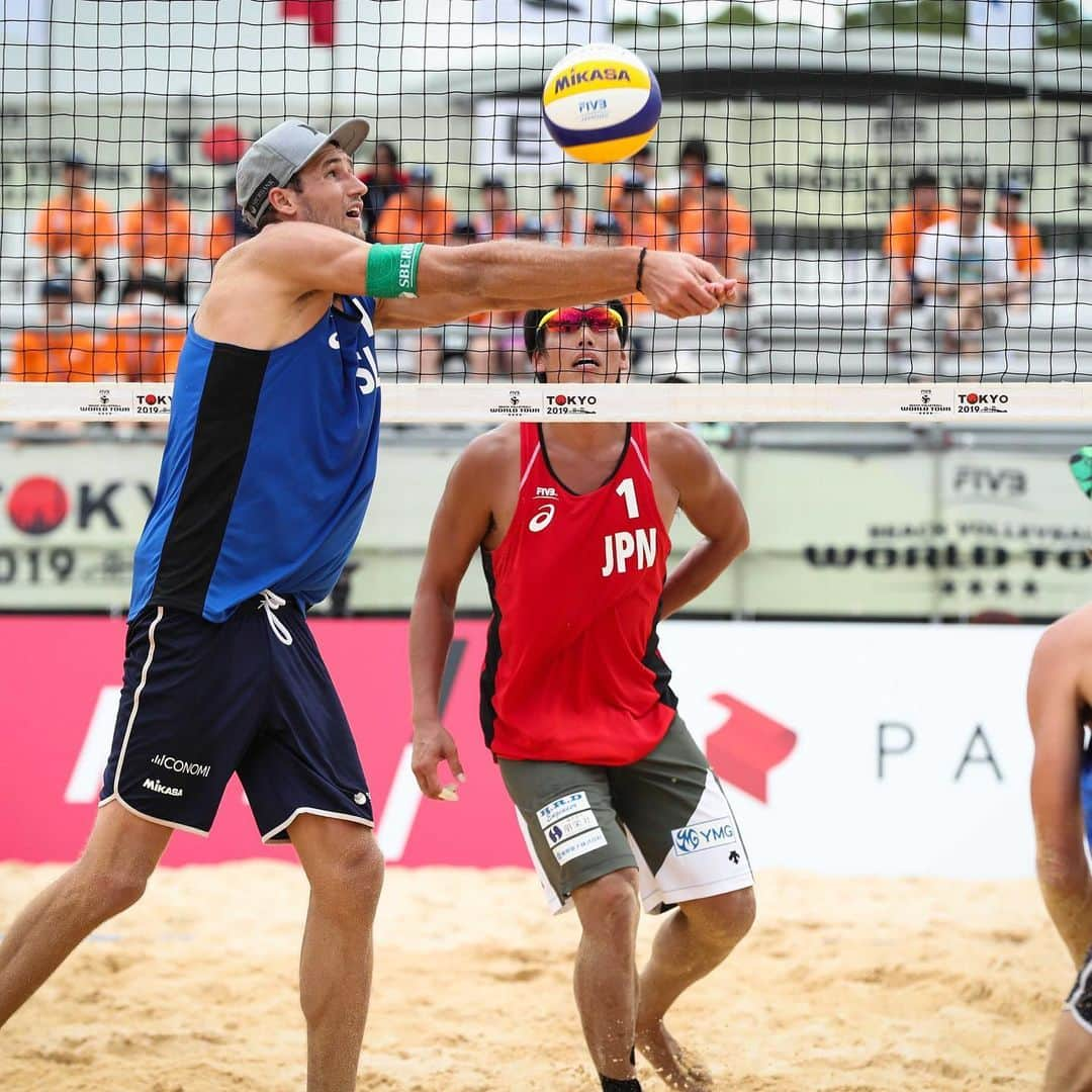 越川優さんのインスタグラム写真 - (越川優Instagram)「FIVB World Tour 4star Tokyo大会  Qualification vs Slovenia 1-2のフルセットで敗れました。  格上相手に、あと一歩のところまで追い込めたけど、一歩前に出れず… ただ、この大会の収穫は大きかったです！ 前進😊  日本チームは、敗退しましたが、明日28日まで、潮風公園では、世界トップのビーチバレーがご覧いただけます👀😆 お時間ある方は是非☺️ #横浜メディカルグループ 所属  #ymg  #hrdエンジニア株式会社  #加賀電子株式会社  #株式会社朋栄社  #和興通信工業株式会社  #株式会社かとり  #株式会社デューク  #エルバランスアイズ  #株式会社ドリームオンライン  #gallery2  #claudiopandiani  #volleyballjunky  #ルックスオティカジャパン  #luxotticajapan  #oakley  @oakleyjapan  #有限会社ベストパフォーマンス  @best.performance2002  #酒井医療株式会社  #カラダファクトリー  @platform1440  #越川優  #yukoshikawa  #beachvolleyball  #ビーチバレー  #tokyo2020  @fivbvolleyball  @jva_beachvolley  #マイナビ  #池田隼平  #森岡大生」7月27日 6時58分 - yu_koshikawa