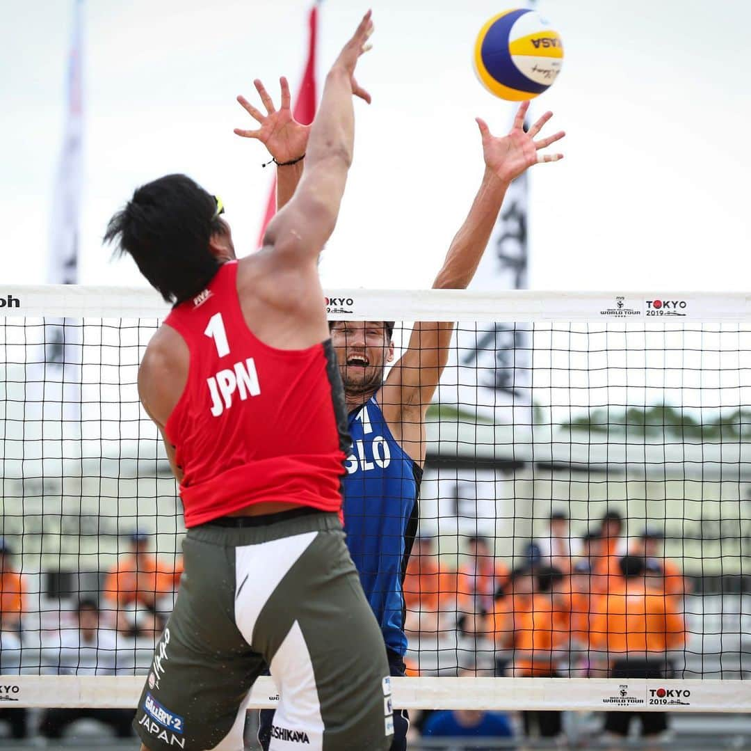 越川優さんのインスタグラム写真 - (越川優Instagram)「FIVB World Tour 4star Tokyo大会  Qualification vs Slovenia 1-2のフルセットで敗れました。  格上相手に、あと一歩のところまで追い込めたけど、一歩前に出れず… ただ、この大会の収穫は大きかったです！ 前進😊  日本チームは、敗退しましたが、明日28日まで、潮風公園では、世界トップのビーチバレーがご覧いただけます👀😆 お時間ある方は是非☺️ #横浜メディカルグループ 所属  #ymg  #hrdエンジニア株式会社  #加賀電子株式会社  #株式会社朋栄社  #和興通信工業株式会社  #株式会社かとり  #株式会社デューク  #エルバランスアイズ  #株式会社ドリームオンライン  #gallery2  #claudiopandiani  #volleyballjunky  #ルックスオティカジャパン  #luxotticajapan  #oakley  @oakleyjapan  #有限会社ベストパフォーマンス  @best.performance2002  #酒井医療株式会社  #カラダファクトリー  @platform1440  #越川優  #yukoshikawa  #beachvolleyball  #ビーチバレー  #tokyo2020  @fivbvolleyball  @jva_beachvolley  #マイナビ  #池田隼平  #森岡大生」7月27日 6時58分 - yu_koshikawa