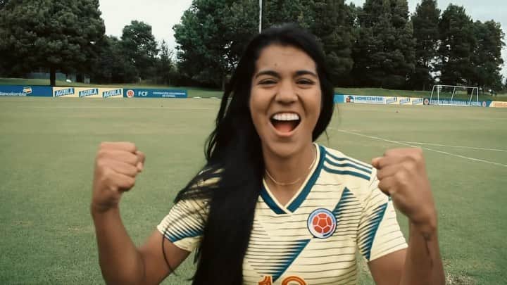 サッカー コロンビア代表チームのインスタグラム：「Ella es Daniela Arias, pieza clave de la sólida defensa tricolor 🤜🏼🤛🏼 #CorazónDeGuerreras」