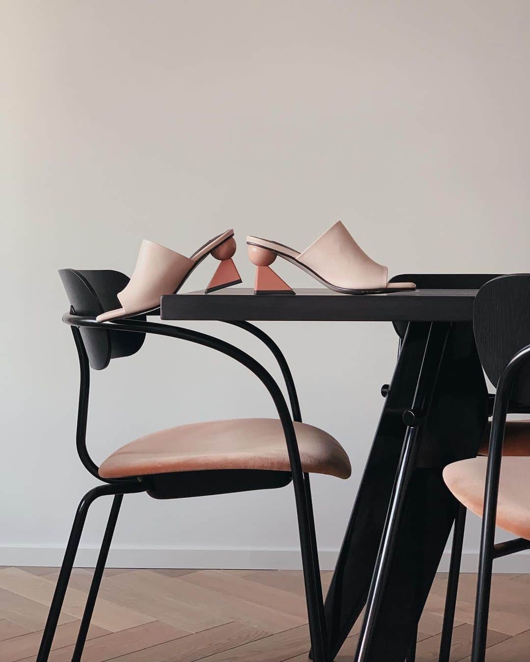 のインスタグラム：「almost too artful to wear」