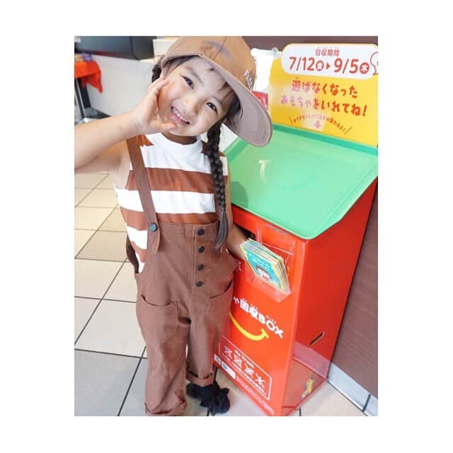 ♡KAO♡さんのインスタグラム写真 - (♡KAO♡Instagram)「： ： 「この夏はおもちゃを持って マックへ集合❗️」 📺から流れてきたCMを見て、 使わなくなってオモチャ箱の奥にしまっていた ハッピーセットのおもちゃを持ってきて 「ママ！マックに行こ🍟🍔」と誘ってきたから #マックでおもちゃリサイクル  9月までやってるので、 行って来ました٩(๑˙╰╯˙๑) ▶︎ @mcdonaldsjapan ： ： そういえば、前にもマックに設置されてる #おもちゃ回収BOX を見て、 「これなーに？？」と興味を示していたから 物を大切にして、そして感謝をすること🙏 遊ばなくなったマックのおもちゃは可哀想だから マックに持って行けば、リサイクルされて 緑のトレーに生まれ変わること👏 丁度おりんのトレーが緑だったので その話をしたらすごく驚いていて、 「凄いねー😆」と興味津々❗️ 環境問題についても学ぶ事が出来る、 とっても良い機会になりました(*≧艸≦) ： ： おもちゃはどんどん増えるけど、 なかなか手放せないおりんだけど、 今回は自分から納得して おもちゃとバイバイ出来て たくさん褒めてあげました❤️❤️ 近くにいた店員さんが、「ありがとう😊」と 声をかけてくれて、達成感も味わえたようで 「どういたしまして🥰」と 照れながら言ってたww 新しいお片付けのかたちを見つけられたね✨ 成長した姿を見られて嬉しくなった1日でした❤️ ： ： ： ： #おもちゃリサイクル #ハッピーセット #マクドナルド #マック #ママライフ #インスタキッズ #ハッピーセットおもちゃ #親バカ #ig_oyabakabu #親バカ部 #娘 #女の子 #5歳 #インスタキッズ #ig_kids #マクドナルド_PR」7月27日 7時06分 - o0.don_tama.0o