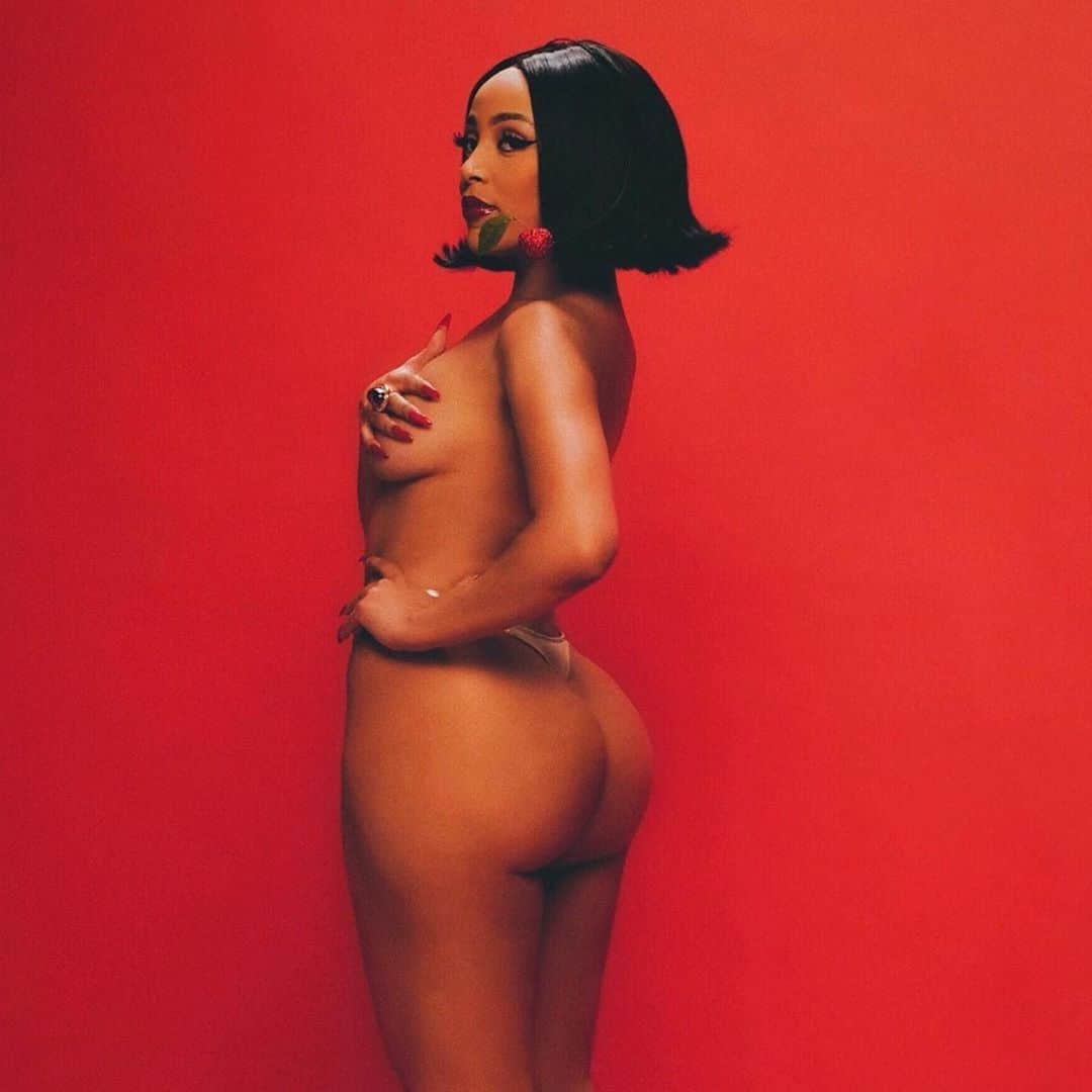 のインスタグラム：「#dojacat wearing nothing but a #piersatkinson custom #cherry #mic and a #peachy #attitude ♥️ ・・・ #Repost @dojacat “Get the fuckin towels, bitch. 🍒” - a million thanks to @brettalannelson and @theresidencyexperience」