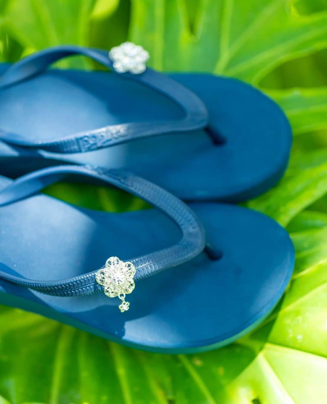 Popits Hawaiiのインスタグラム：「Aloha Friday! What are your plans for the weekend😁?⁠ ⁠ ⁠ #popitshawaii #ポピッツ #sandals #charms #alohastate #luckywelivehawaii #waikiki #footwear #thong #happyfeet #flipflops #slippers #ハワイ #ハワイ旅行 #ハワイ好き #ハワイ大好き #ハワイ好きな人と繋がりたい #ビーチサンダル #フラ #フラダンス #占い #alohafriday #oahu #honolulu」